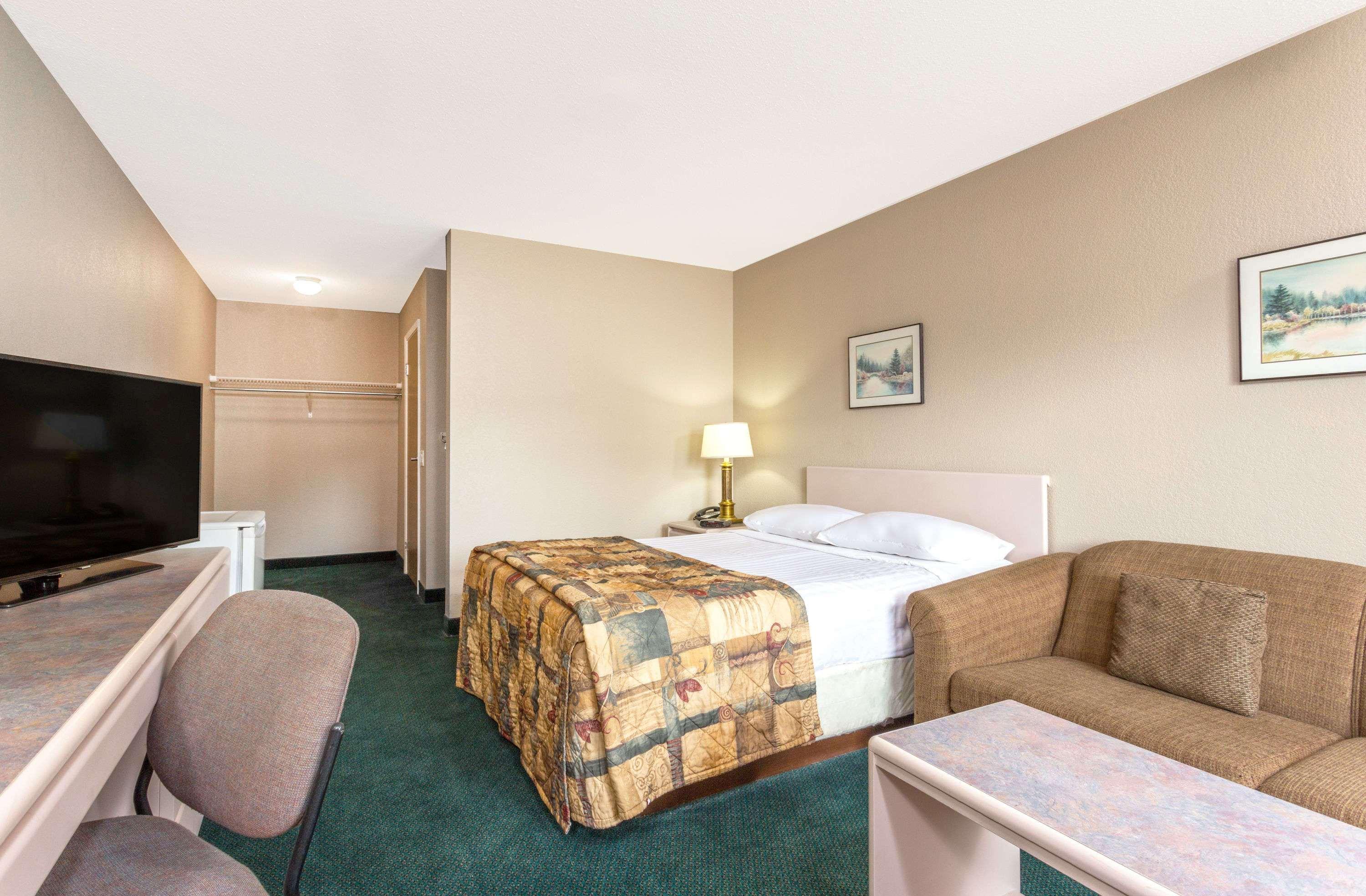 Super 8 By Wyndham Golden Hotel Buitenkant foto