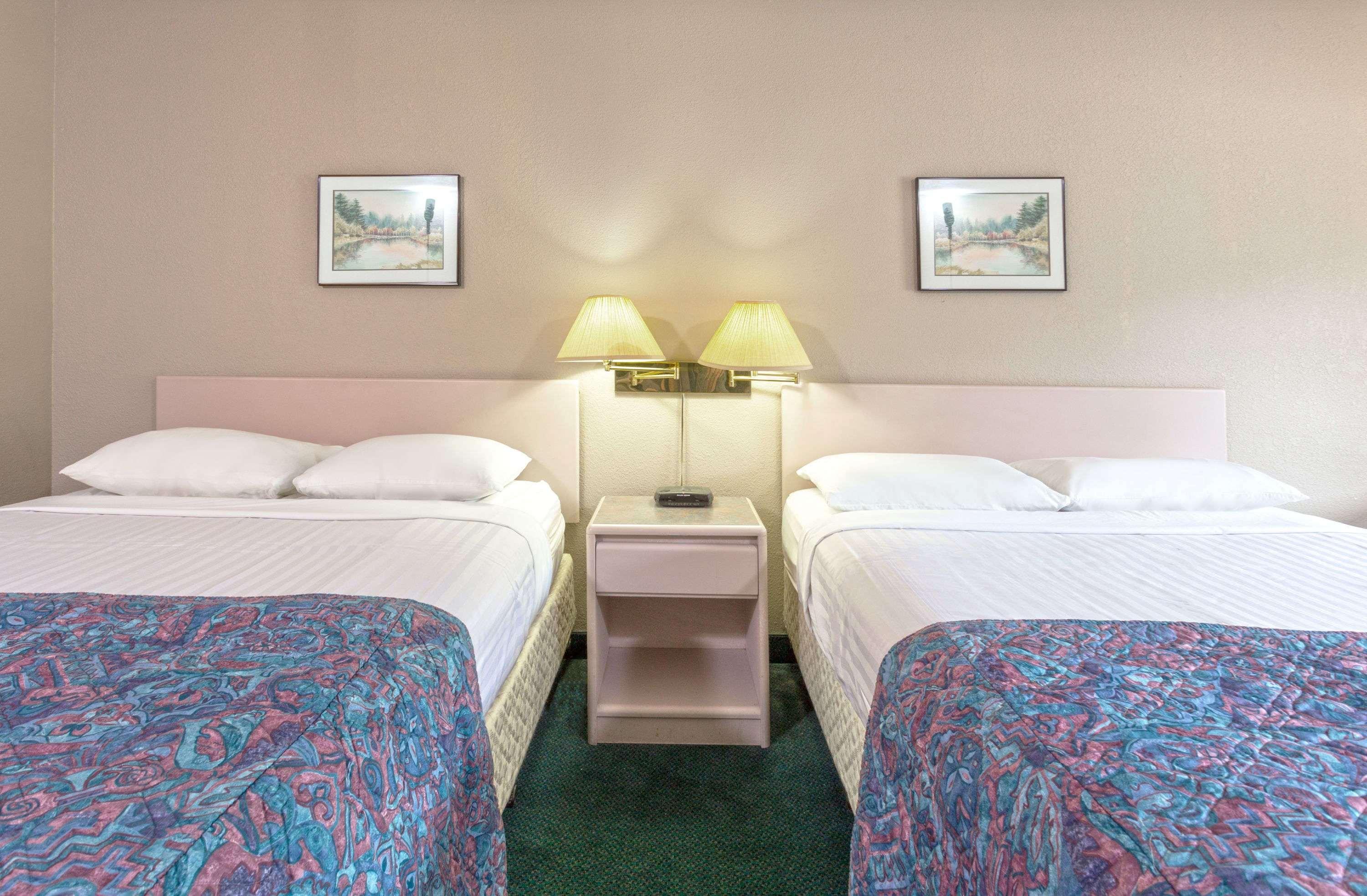 Super 8 By Wyndham Golden Hotel Buitenkant foto