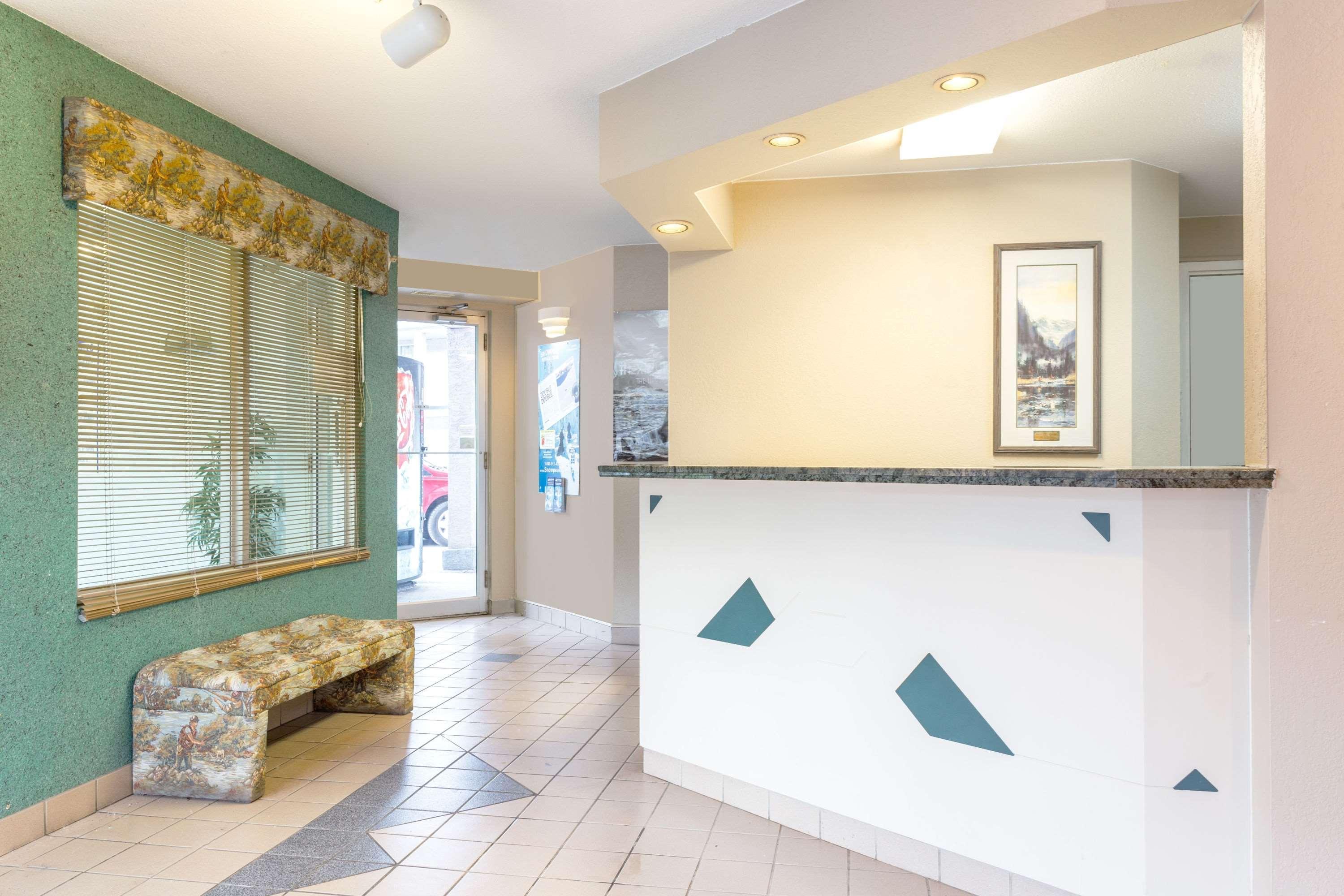 Super 8 By Wyndham Golden Hotel Buitenkant foto
