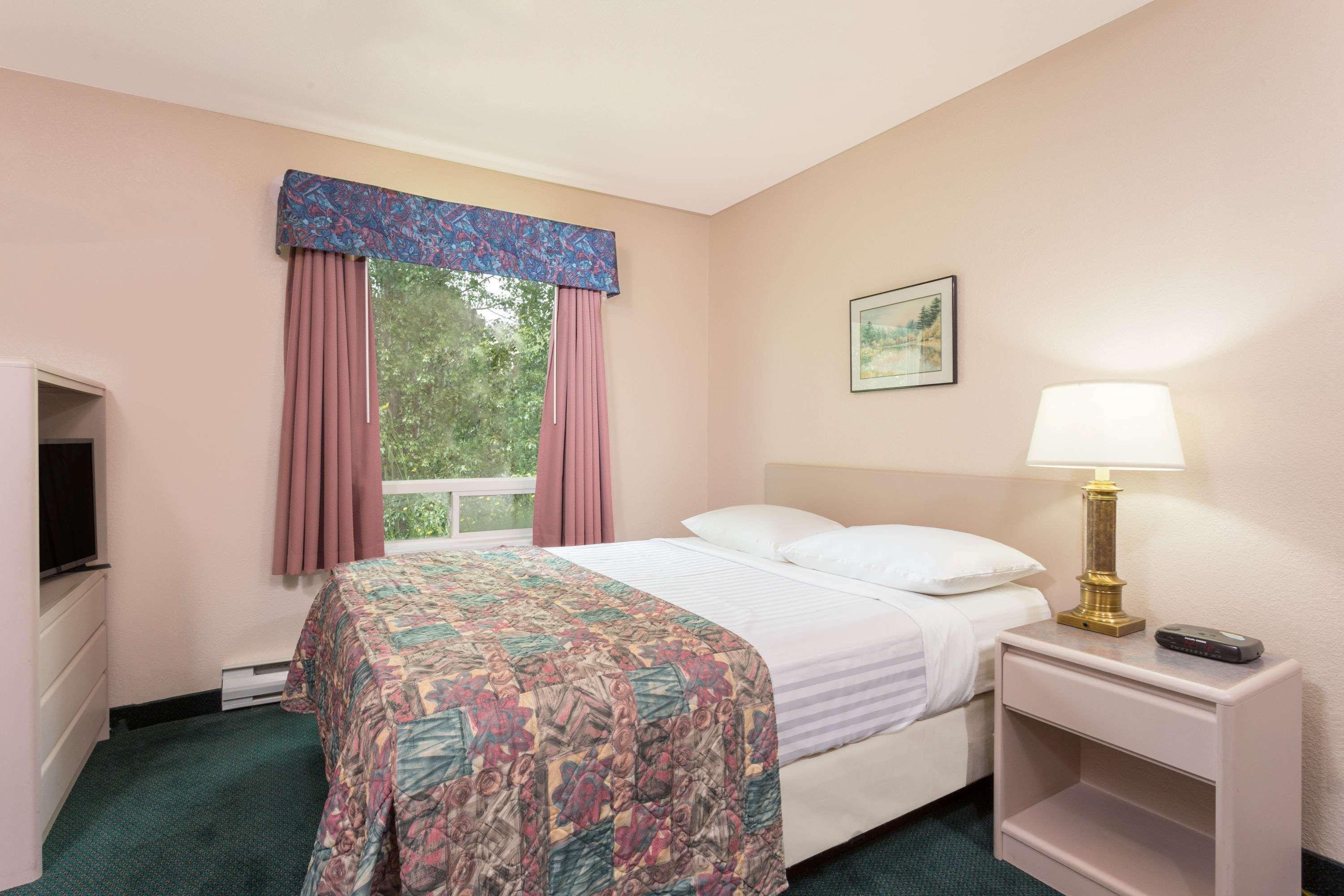 Super 8 By Wyndham Golden Hotel Buitenkant foto