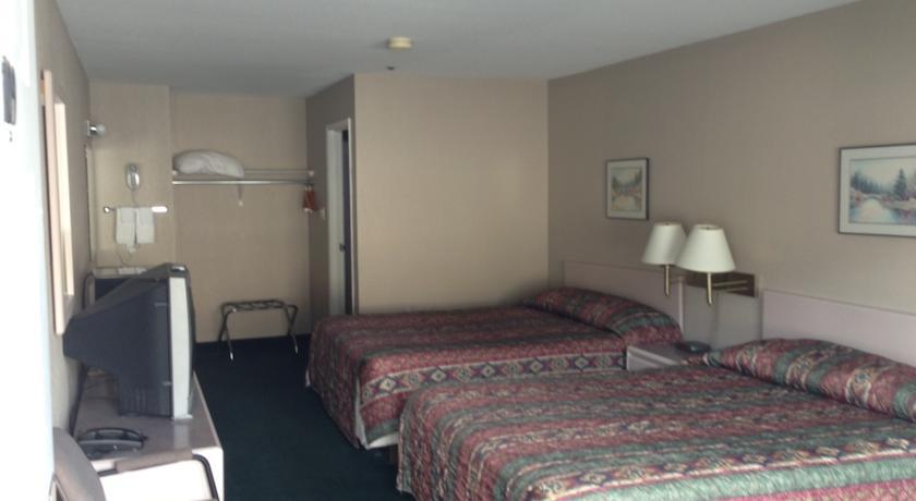 Super 8 By Wyndham Golden Hotel Buitenkant foto