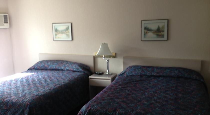 Super 8 By Wyndham Golden Hotel Buitenkant foto